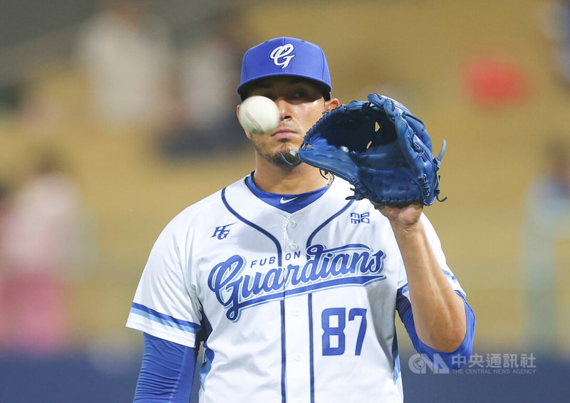 中華職棒富邦悍將隊12日晚間在新莊棒球場以5比4擊敗樂天桃猿隊,本季首度連勝,悍將投手富藍戈9局登板無失分,拿下救援成功。中央社記者張新偉攝 113年4月12日