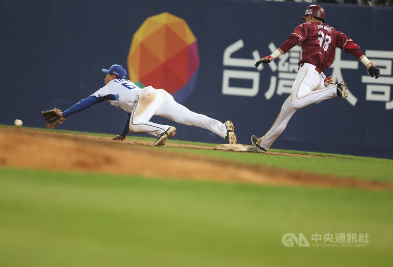 中華職棒12日在新莊棒球場由樂天桃猿隊交手富邦悍將隊,9局上,桃猿陳晨威(右)敲出游擊方向滾地球,形成內野安打。中央社記者張新偉攝 113年4月12日