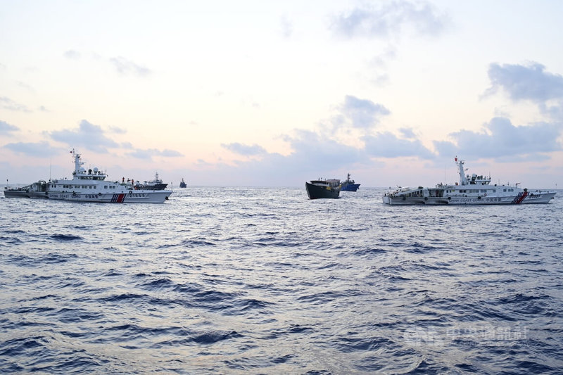 圖為菲律賓補給船（中）與中國海警船3月23日在仁愛暗沙附近對峙。（中央社檔案照片）