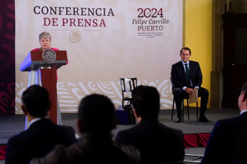 墨西哥外交部長巴塞納（左）11日在記者會上表示希望暫停厄瓜多的聯合國成員國資格。（Mexico Presidency/Handout via 路透社）