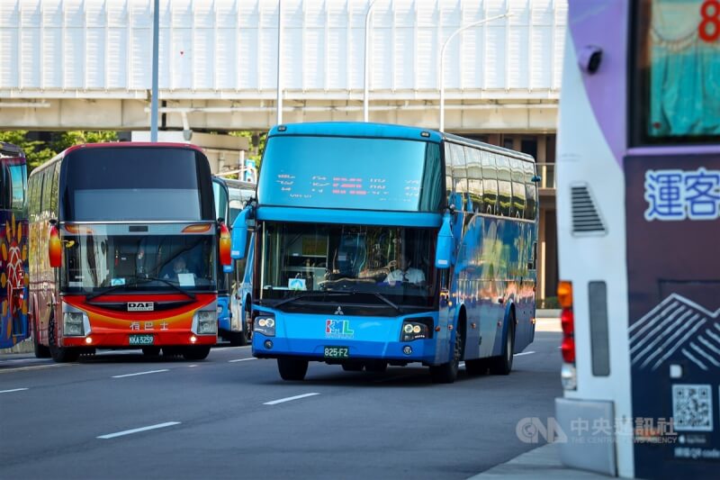圖為新北市板橋客運站客運巴士進出。（中央社檔案照片）