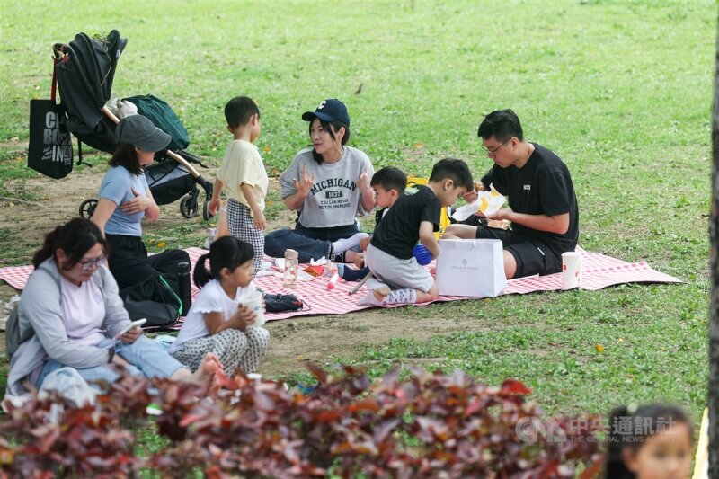 图为民众趁著好天气，在新北市新庄区一处公园野餐。中央社记者吴家升摄 113年4月7日