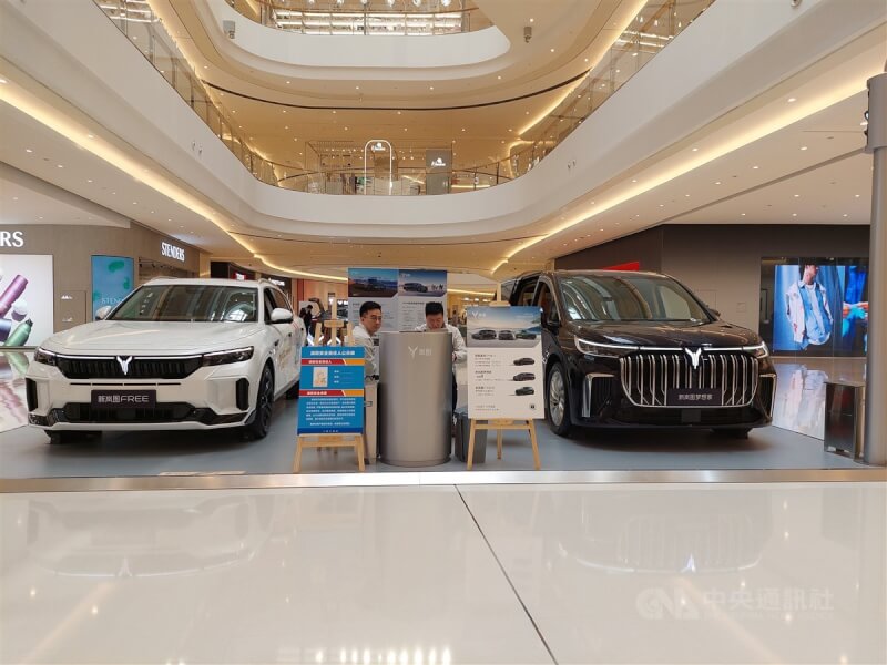 圖為上海萬象城內展示多品牌的電動車。中央社記者張淑伶上海攝 113年4月7日