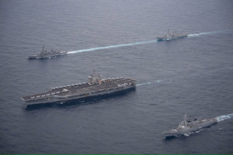 美國、日本、南韓11日在韓日之間的國際水域展開聯合軍演。（圖取自美軍第七艦隊司令網頁c7f.navy.mil）