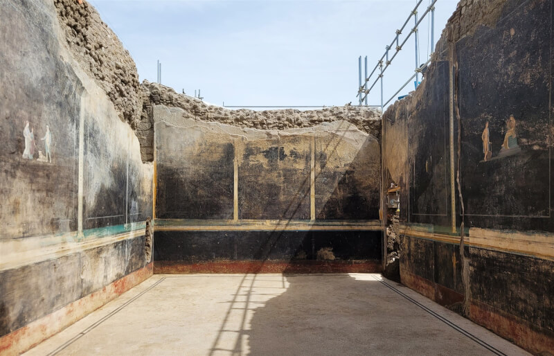 古羅馬城市遺址龐貝最近新挖掘出土一座宴會廳，黑色牆面畫有希臘神話場景。（圖取自twitter.com/pompeii_sites）