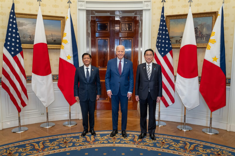 美国总统拜登（中）11日与菲律宾总统小马可仕（左）、日本首相岸田文雄（右）在白宫举行峰会。（图取自twitter.com/POTUS）