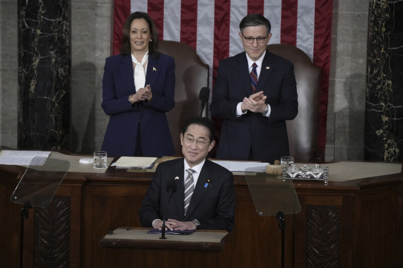 日本首相岸田文雄（前）11日于美国国会发表英语演说，美国副总统贺锦丽（后左）、美国众议院议长强生（后右）给予掌声。（美联社）