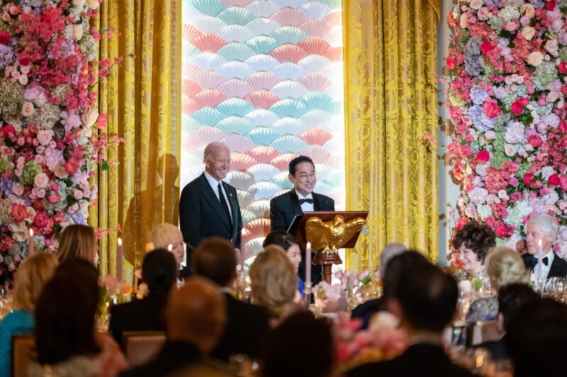 美國總統拜登（左）10日在白宮以國宴款待日本首相岸田文雄（右）。（圖取自twitter.com/POTUS）