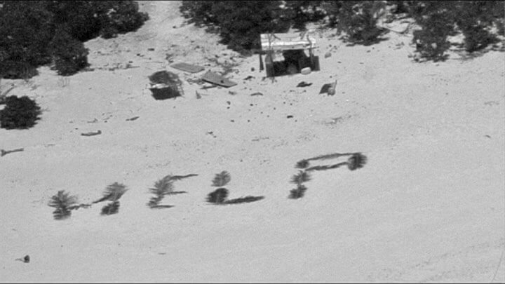 3名水手被困在一座太平洋荒岛一个多星期，他们在白沙滩上用棕榈叶拼出「救命」（HELP）字样后获救。（图取自facebook.com/USCGForcesMicronesia）