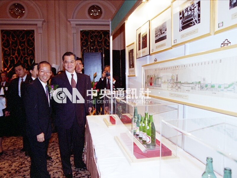 1995年4月时任行政院长连战（右）由黑松董事长张道炷（左）陪同参观黑松汽水的历史展示。（中央社档案照片）