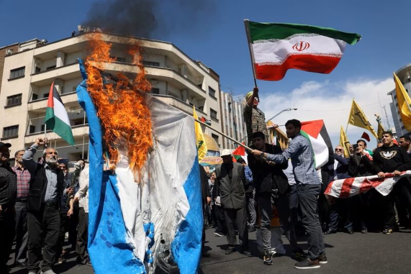 以色列戰機轟炸伊朗駐大馬士革大使館後，憤怒的伊朗民眾5日焚燒以色列國旗。（Majid Asgaripour/WANA (West Asia News Agency) via 路透社）