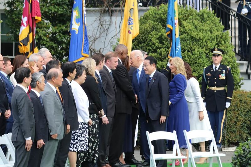美国总统拜登10日在白宫欢迎日本首相岸田文雄，与两国官员致意。中央社记者石秀娟华盛顿摄 113年4月13日