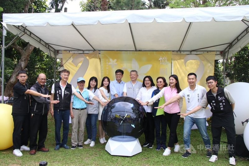 2024嘉義市桐花祭「憶桐趣」13日在後庄里圓林仔社區幸福山丘熱鬧登場,客委會副主委周江杰(右7)出席,與民進黨立委王美惠(右5)等人一同進行啟動儀式。中央社記者蔡智明攝 113年4月13日