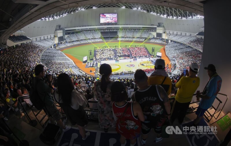 台灣職籃T1聯盟首度打進台北大巨蛋,13日由新北中信特攻隊與台北戰神隊交手,1萬5600名球迷進場見證台灣職籃歷史性大巨蛋首秀。中央社記者張新偉攝 113年4月13日