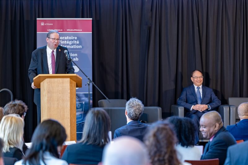 美國駐加拿大大使柯恩（David Cohen，左）於首次在加拿大舉行的GCTF研討會中致詞。駐加代表曾厚仁（右）是研討會合辦方。（駐加代表處提供）中央社記者胡玉立多倫多傳真 113年4月13日