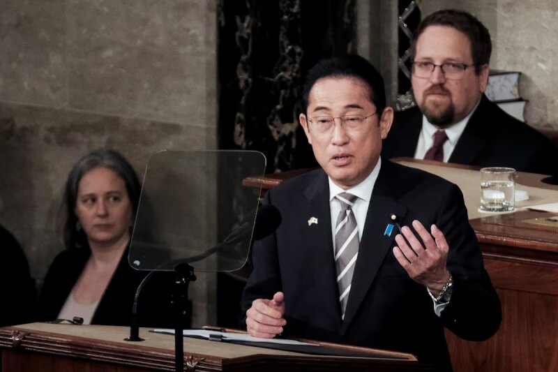 日本首相岸田文雄（前右）11日於美國國會發表演說。（路透社）