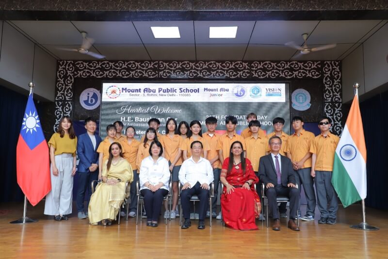 台中市立惠文高中師生12日在德里參加印度姐妹校阿布山學校的校慶活動,駐印度代表葛葆萱(前排中)伉儷到場。(駐印度代表處教育組提供)中央社 113年4月13日