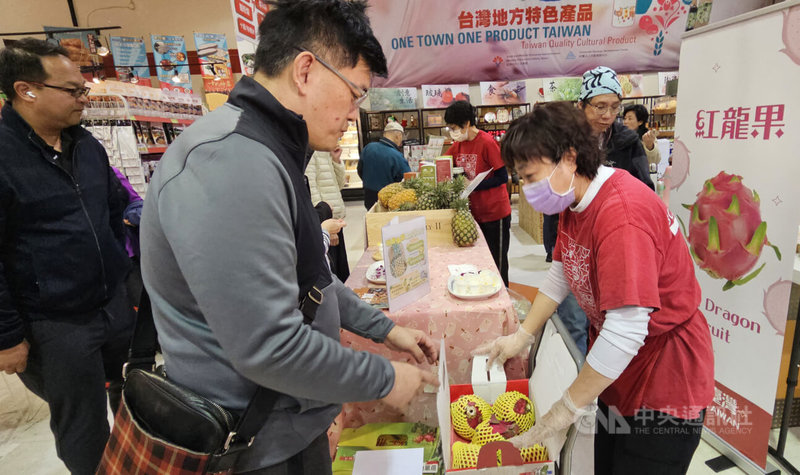 台南芭乐首度登陆加拿大，温哥华当地时间12日有许多民众在现场试吃后，立刻下手采购，一箱一箱抱回家。中央社记者程爱芬温哥华摄  113年4月13日