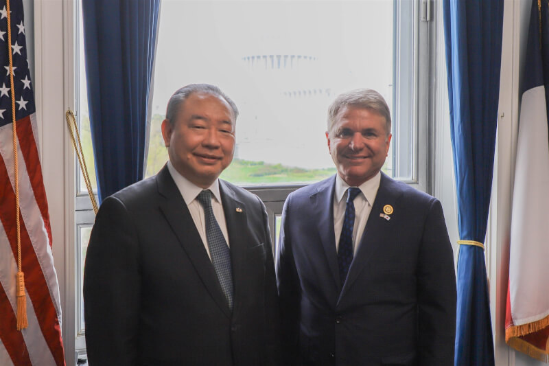 駐美代表俞大㵢（左）11日拜會美眾院外委會主席麥考爾。（圖取自twitter.com/HouseForeignGOP）