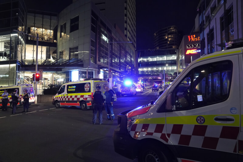 澳洲雪梨市的大型商場西田龐迪購物中心13日發生隨機攻擊事件。（美聯社）