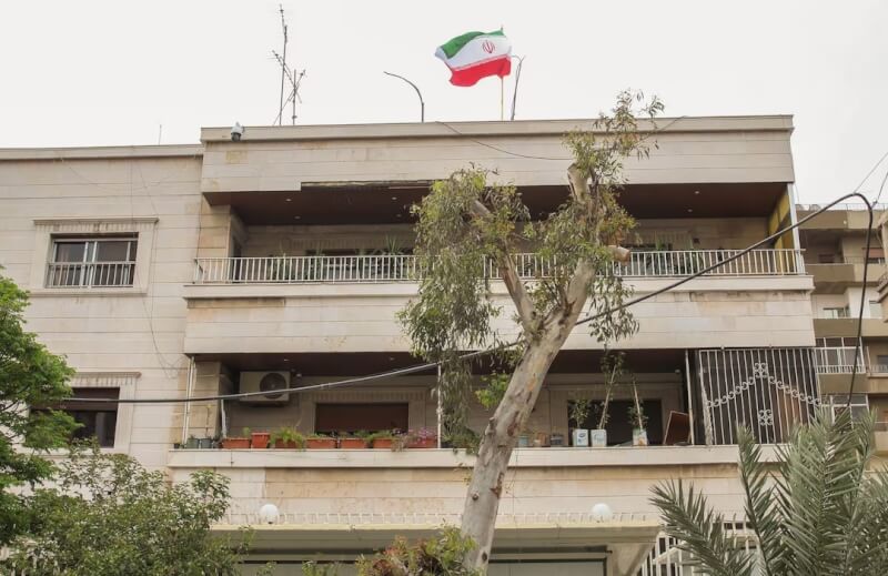 伊朗駐大馬士革使館1日遇襲。圖為新領事館上，伊朗國旗飄揚。（路透社）