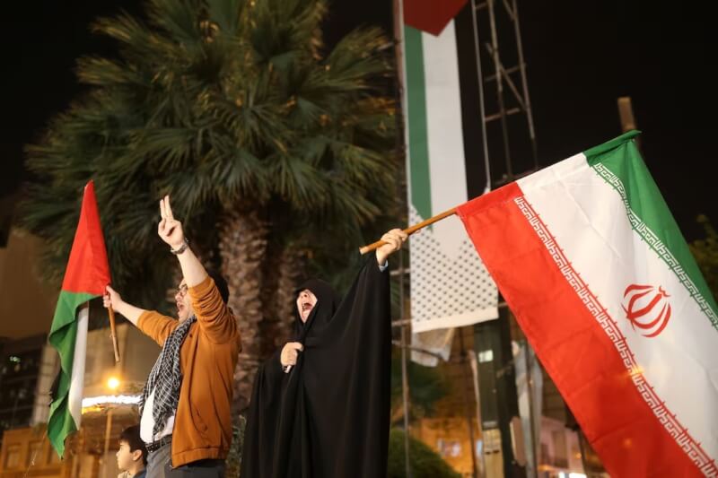 伊朗袭击以色列后，伊朗人走上德黑兰街头欢呼。（路透社）