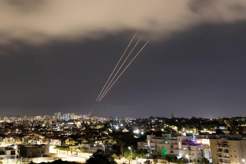 伊朗向以色列发动无人机和飞弹袭击，以色列铁穹防空系统开始运作。（路透社）