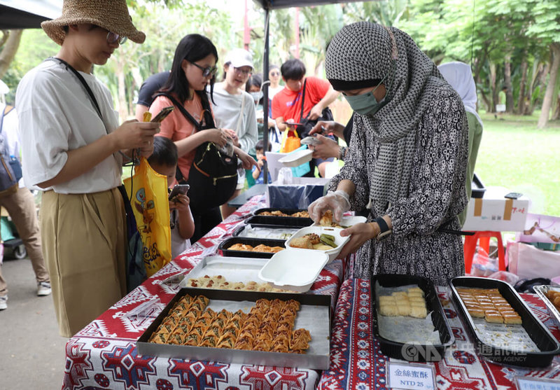 「2024 Eid-al-Fitr in Taipei 尋味台北 齊賀開齋」活動14日在大安森林公園登場，吸引不少民眾參觀市集，體驗穆斯林文化及品嚐美食料理。中央社記者謝佳璋攝 113年4月14日