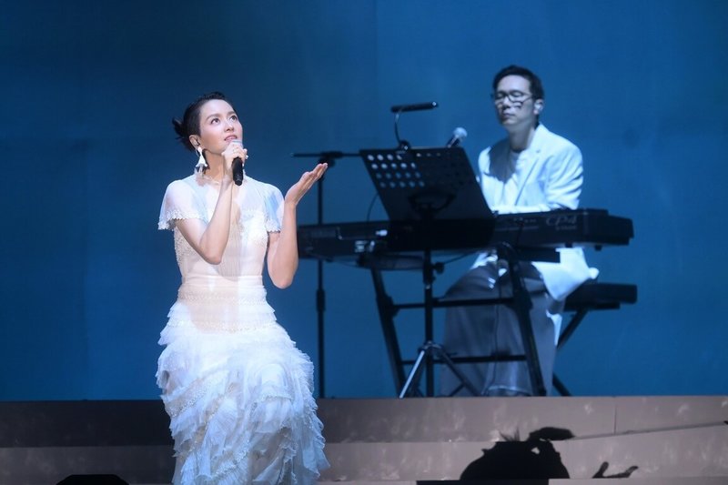 香港歌手梁詠琪（前）13日在台北小巨蛋舉行「時間遇上我們」演唱會，一連帶來30首國語歌，包含「短髮」、「偏見」等經典曲目。（小金鹿娛樂提供）中央社記者王心妤傳真  113年4月14日