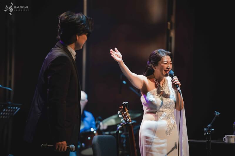 日本歌手小野麗莎（右）日前從台中啟程舉辦「35週年」世界巡演，並邀請金曲歌王蕭煌奇（左）擔任嘉賓，兩人合唱歌曲「家後」。（好滿意音樂提供）中央社記者王心妤傳真 113年4月14日