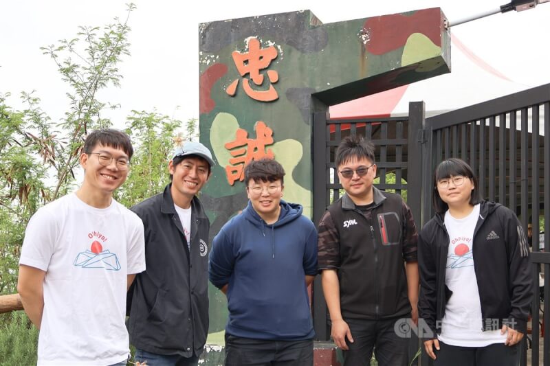 馬祖南竿5名青年曹智明(左起)、周治宏、陳佳瑜、陳韋孝、鄭曉琴合夥開設民宿,今年更進一步在同地點不定期舉辦市集活動,盼提供在地青年與民眾互相交流的機會。中央社記者潘欣彤攝 113年4月13日