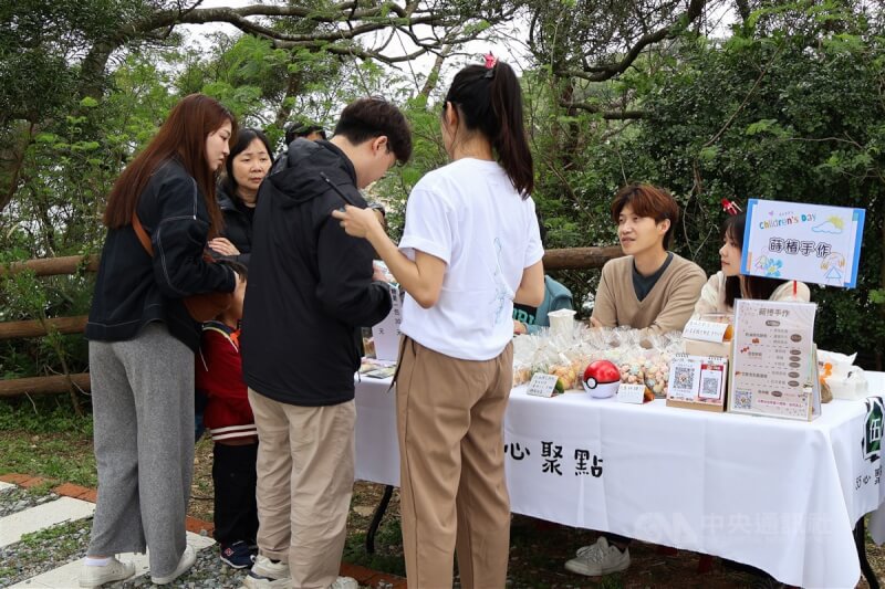 連江縣南竿鄉13日下午舉辦「小小馬闖天關」市集活動,由於攤商多為在地青年,許多民眾逛攤不是先問價格,反而先確認攤主「你同學是誰?」圖為逛市集民眾與攤主互動。中央社記者潘欣彤攝 113年4月13日