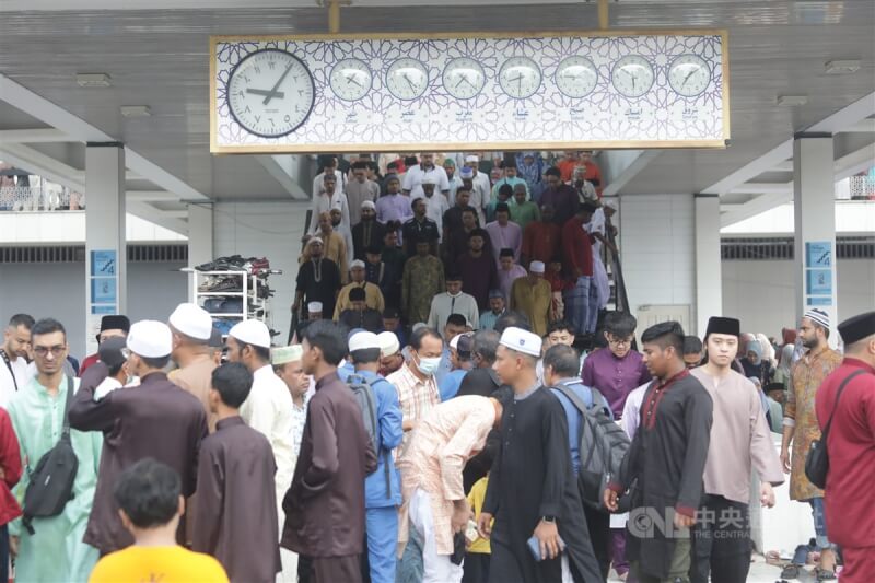 马来西亚穆斯林10日庆祝开斋节，图为穆斯林集聚国家清真寺祈祷人潮。摄于4月10日。中央社记者黄自强吉隆坡摄 113年4月14日