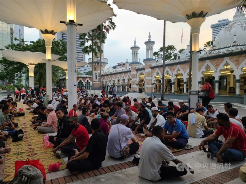 马来西亚穆斯林从3月12日起进入斋戒月，穆斯林在封斋时间结束后围坐等待进食。图摄于3月12日。中央社记者黄自强吉隆坡摄 113年4月14日