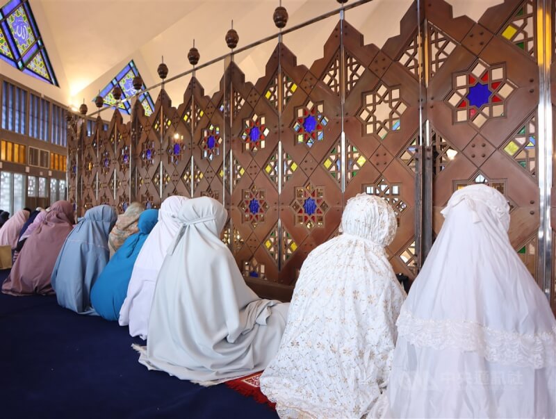 马来西亚穆斯林10日庆祝开斋节，女性穆斯林在国家清真寺内集聚祈祷。摄于4月10日。中央社记者黄自强吉隆坡摄 113年4月14日