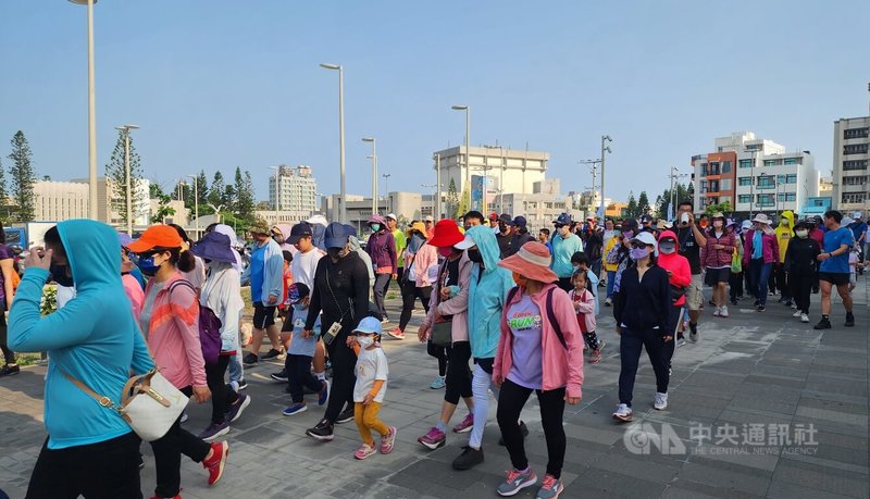 澎湖縣運動i台灣2.0「你騎我行!遊菊島」活動14日登場,4公里健走親子組的民眾自澎湖縣多功能綜合體育館西側廣場出發。中央社 113年4月14日