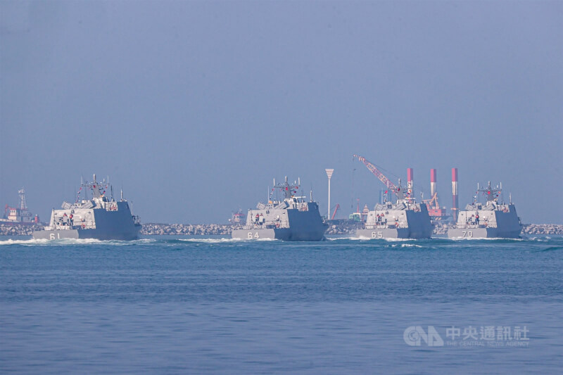 海軍陸戰隊1月執行加強戰備操演，以左營港水域為想定場景執行「聯合火力打擊」，光華六號飛彈快艇緊急出港。（中央社檔案照片）