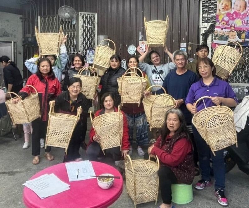 花蓮縣明利國小的社區多功能學習中心將竹編等傳統文化轉化為生活日常課程，由耆老與工藝師教授在地取材手作技藝。（教育部提供）中央社記者許秩維傳真  113年4月14日