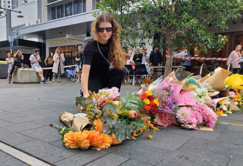 民眾14日為澳洲雪梨購物中心亂刀捅人事件罹難者獻花。（路透社）