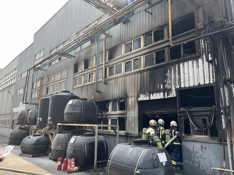 桃園市中壢區一處工廠15日下午發生火警,由於現場存放大量化學物品,消防局緊急救災並疏散48人,幸火勢順利被撲滅,無人受傷、受困,詳細火災原因以及財物損失仍有待調查。(桃園市政府消防局提供)中央社記者吳睿騏桃園傳真 113年4月15日
