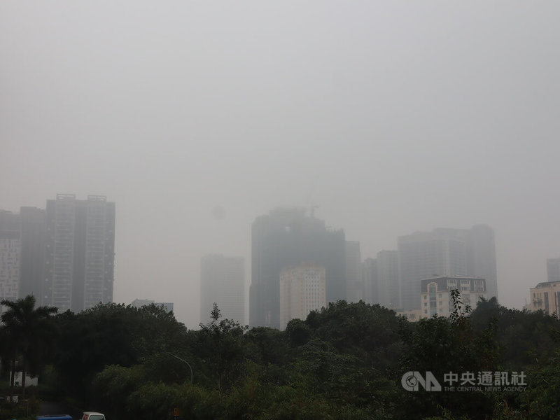 越南首都河内市的空污问题日益严重。数据显示，2022年全年只有5%的时间空气品质达到良好水准。图摄于河内市当地时间2024年3月4日上午10时30分，全市空气品质指标（AQI）达「不健康」程度。中央社记者陈家伦河内摄  113年4月15日