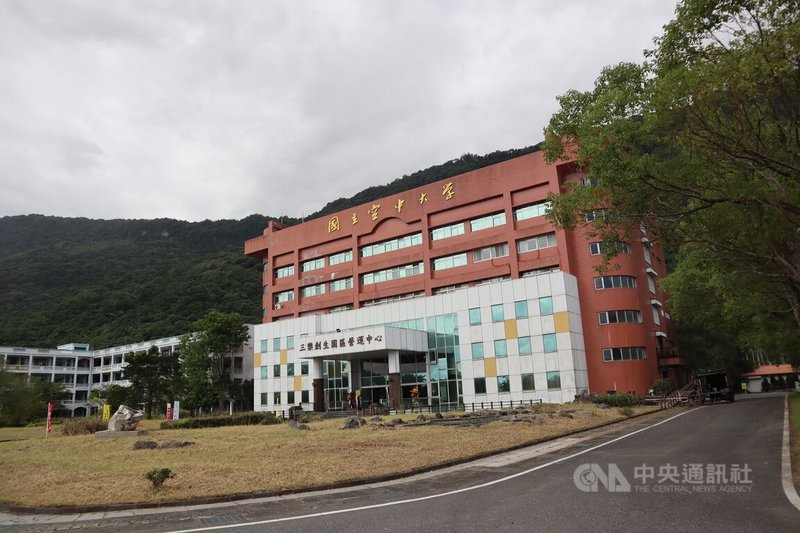 0403地震造成花蓮數十棟房屋損害成為危樓,逾千戶人家須另覓住所,國立空中大學壽豐校區雖也有營運大樓被貼紅單,但在安全前提下,將其他校舍提供安置災民,助度過難關。中央社記者李先鳳攝 113年4月15日