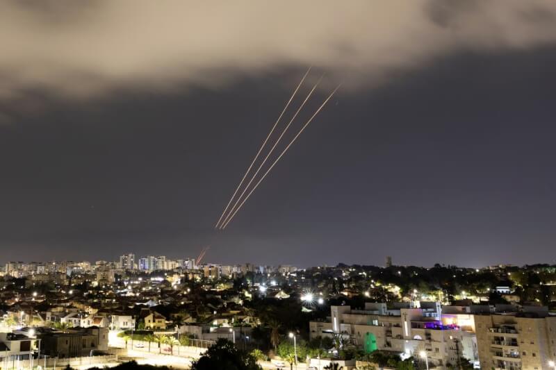 伊朗14日向以色列发射飞弹，以色列铁穹防空系统开始运作。（路透社）