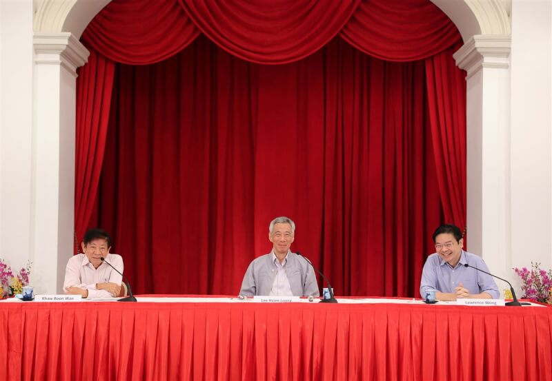 新加坡總理李顯龍(中)與黃循財(右)2022年4月間一同出席記者會。(新加坡通訊及新聞部提供)