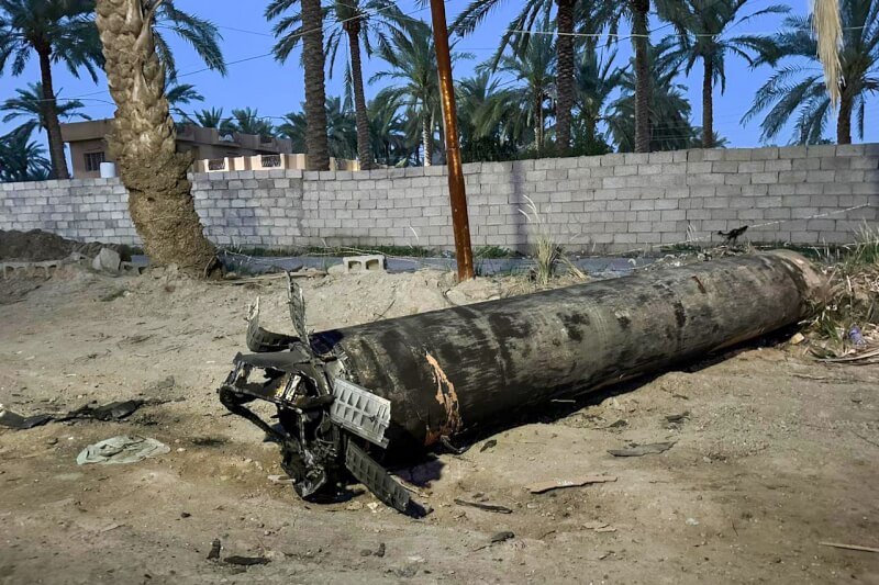 圖為13日伊朗發動攻擊後，以色列境內一枚飛彈殘骸。（安納杜魯新聞社）