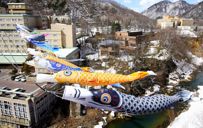 2日在北海道札幌市定山溪附近鯉魚旗翩翩起舞。（共同社）