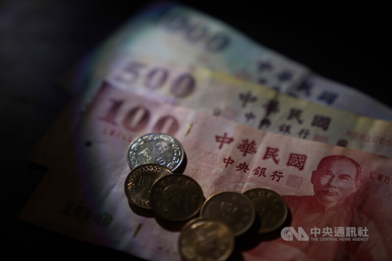 台灣15日股匯雙挫，台股失守20500點，新台幣兌美元收盤貶值8.5分，收在32.378元，匯價連3跌且創近5個半月新低。（中央社檔案照片）