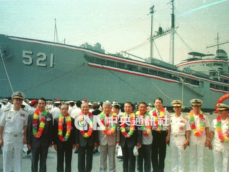 9位历任舰长（戴花环者）参加在海军新滨码头举行的玉台舰除役典礼，之后玉台舰并开放参观。中央社记者董清男摄 87年4月16日