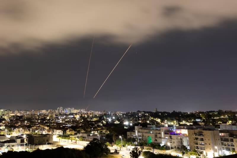 伊朗13日向以色列發動無人機和飛彈襲擊，以色列鐵穹防空系統運作攔截。（路透社）