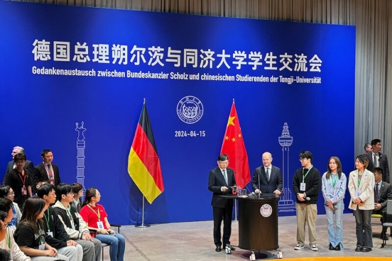德國總理蕭茲（右4）15日上午參訪上海同濟大學。（路透社）